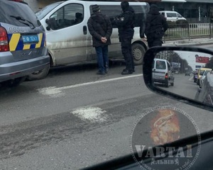 У Львові під час затримання сталася ДТП з автомобілем поліції (фото)