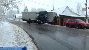 В’їхав "У кума": на Закарпатті вантажівку занесло у бар (фото)