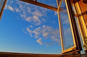 У Львові з вікна студентського гуртожитку впала дівчина