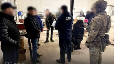 На Хмельниччині війскьвослужбовці працювали на СТО замість несення служби