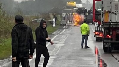 На Львівщині внаслідок ДТП сплахнув автомобіль: рух ускладнено (ФОТО/ВІДЕО)