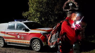 Рятувальники розшукали туриста зі Львова, який заблукав у нічному лісі на Закарпатті