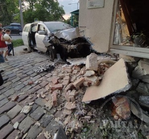 У Львові сталася ДТП: автомобіль влетів в стіну будівлі (фото)