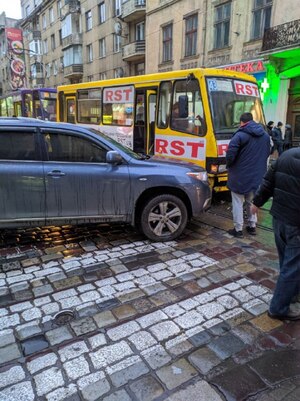 У центрі Львова позашляховик не розминувся з маршруткою  (фото)