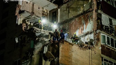 У Хмельницькому під завалами будинку, де стався вибух, виявили тіла двох людей (ФОТО, ВІДЕО)