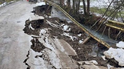 Увага! На Закарпатті через зсув дорожного полотна ускладнено рух транспорту на одному з автошляхів (ФОТО)