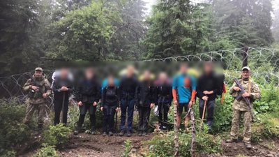 Прикордонники затримали вісьмох чехів, які незаконно перетнули кордон