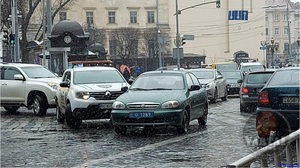 У центрі Львова не поділили дорогу автомобілі поліції та охорони (фотофакт)