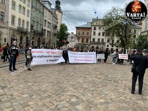 Представники фітнес-клубів пікетують львівську міську раду (фото, відео)