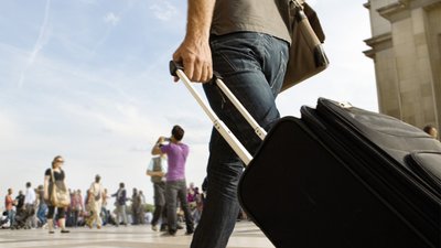 Польща хоче повернути додому всіх українців призовного віку