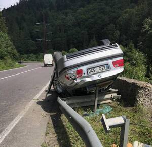 На Львівщині перекинувся легковик