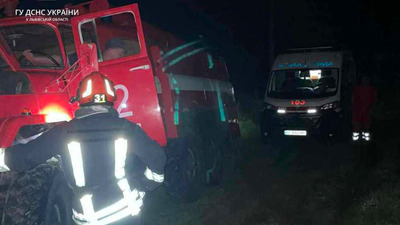 На Львівщині надзвичайники надали допомогу бригаді «швидкої», яка везла пацієнта до лікарні (ФОТО)