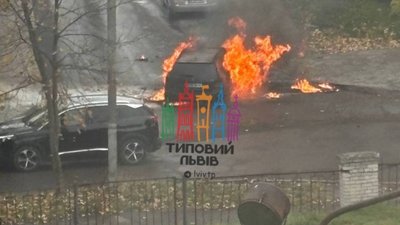 У Львові на вулиці Лисинецька горить машина