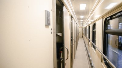 Попереду непросте літо: попит на залізничні квитки та кількість знищених ворогом вагонів зростають