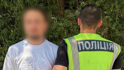 У Києві затримано чоловіка, який залишив на перилах східців, куртку з гранатами