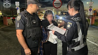 До України екстрадовано жінку, яка за схемою з продажу дронів для ЗСУ, заволоділа понад 50 млн грн