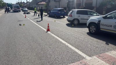 На Львівщині неповнолітні на мотоциклі зіткнулися з легковиком та протаранили припарковане авто (ФОТО)