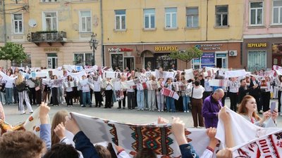 На Львівщині встановили національний рекорд: понад 1700 вишитих рушників на одній локації