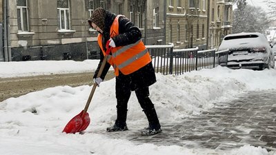 У Львові 250 двірників отримають додаткову премію за роботу у грудні