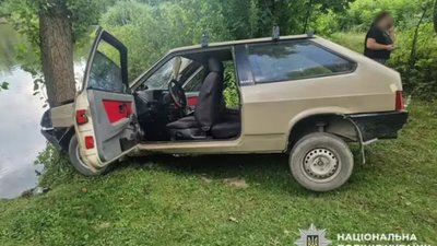 На Хмельниччині нетверезий водій возив дівчину на капоті та врізався в дерево