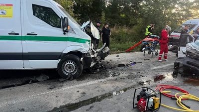 На Львівщині зіткнулися інкасаторське авто та легковик: травмовано семеро людей, серед них діти