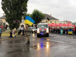 У Жовкві на колінах зустріли загиблого на Сході Володимира Салітру (фото)