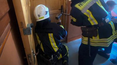 Знайшли на підлозі: на Львівщині екстрені служби врятували жінку у зачиненій квартирі (ФОТО)