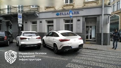 На вулиці Гнатюка у Львові за рік зафіксували майже 6000 порушень паркування