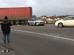 Біля Львова сталася потрійна ДТП: рух ускладнений (відео, фото)