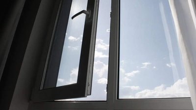 На Харківщині чоловік під час втечі випав з вікна третього поверху ТЦК