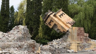 У Львові з Пагорба Слави демонтували другу вхідну колону (ВІДЕО)