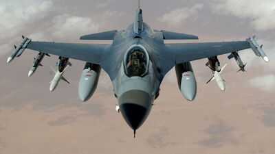 Перша група українських пілотів пройшла базову підготовку на F-16