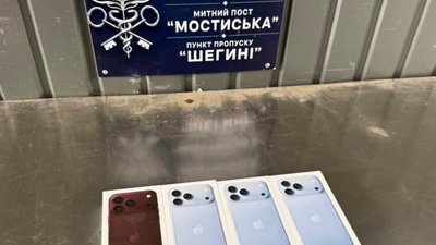На Львівщині митники виявили нові iPhone на понад 800 тисяч гривень