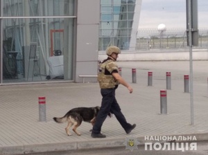 Служба авіабезпеки і кінологи шукали вибухівку в аеропорту Львова