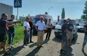 На Закарпатті селяни другу добу блокують всю транспортну розв'язку (ФОТО)