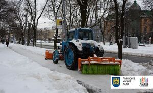 ЛМР: зранку на вулицях Львова працювала 51 одиниця снігоприбиральної техніки