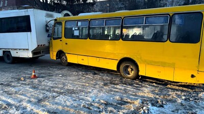 У Рівному дві маршрутки потрапили у ДТП на залізничному вокзалі (ФОТО)