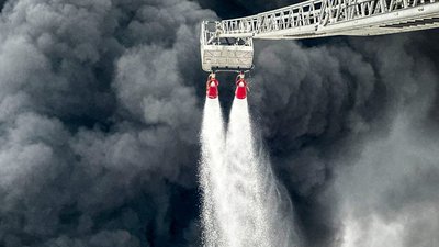 На Львівщині рятувальники ліквідовують наслідки загоряння через російський удар (ФОТО)