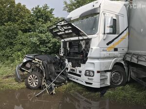 На трасі Київ - Чернігів вантажівка виїхала на зустрічну смугу та протаранила легковик (фото)