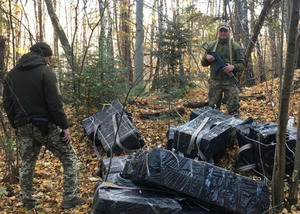 На Буковині контрабандисти у горах покинули ящики сигарет