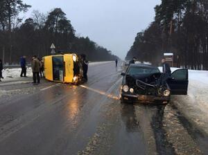 У ДТП за участі маршрутки та "Мерседеса" постраждали двоє людей (ФОТО)