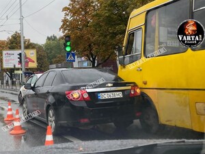 У Львові маршрутка потрапила у ДТП (ФОТО)