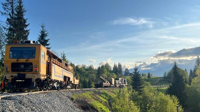 Зсув ґрунту тимчасово зупинив потяги на межі Закарпаття та Франківщини: маршрути деяких потягів змінили (ФОТО)