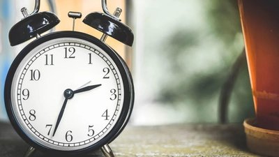 Україна переходить на зимовий час і отримає додаткову годину сну