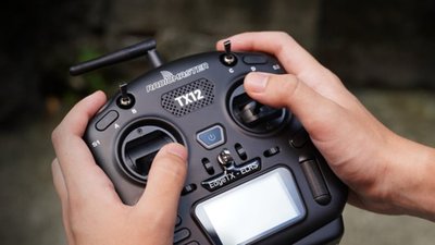 Які пульти для дронів використовуються під час навчання та під час реальних вильотів