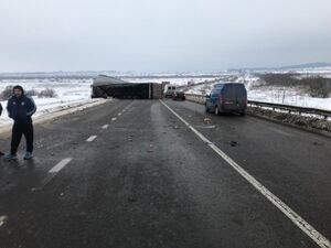 На Львівщині, внаслідок ДТП, перекинулася вантажівка (фото, відео)