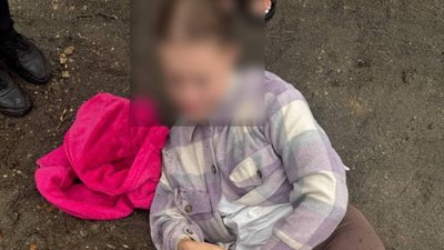 У Львові патрульні допомогли дівчині, яка впала з електросамоката й сильно травмувала ногу