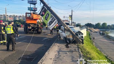 У Хмельницькому водій вбив двох пішоходів та протаранив опору