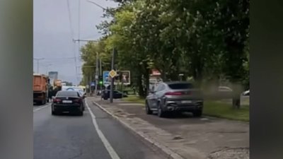 У Львові водій BMW об’їхав автомобілі по тротуару, коли всі зупинилися під час хвилини мовчання (ВІДЕО)