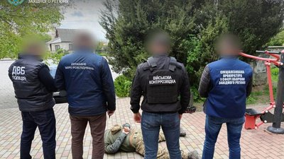 На Тернопільщині солдат погрожував «невідкладною мобілізацією» чоловіку, якщо той не погодиться за 25 тис доларів «відкупитися від армії»